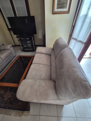 Divano beige in tessuto e camoscio