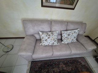 Divano beige in tessuto e camoscio