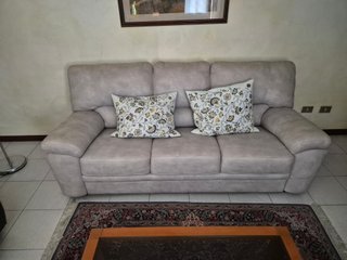 Divano beige in tessuto e camoscio