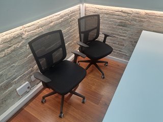 Mesa de oficina multipuesto + 2 sillas de oficina.