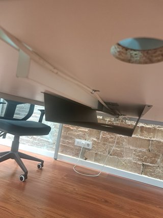 Mesa de oficina multipuesto + 2 sillas de oficina.