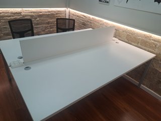 Mesa de oficina multipuesto + 2 sillas de oficina.