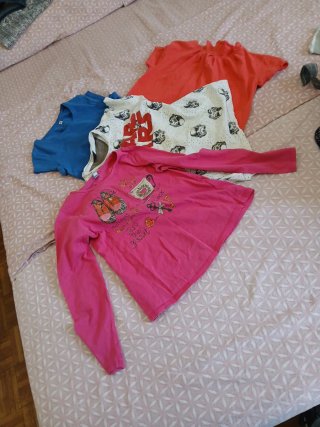 Camiseta rosa y blanca con estampado