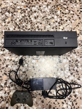Xbox 360 Nera con Controller e Caricatore