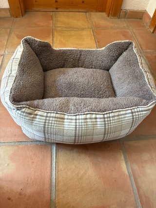 Camita perro pequeño beige y marrón