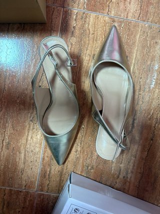 Zapatos dorados de tacón punta fina