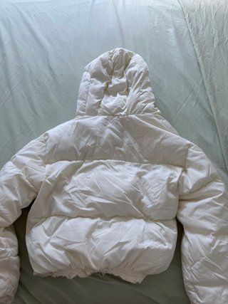 Chaqueta acolchada blanca con capucha.