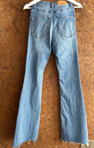 Pantalón vaquero acampanado Stradivarius azul