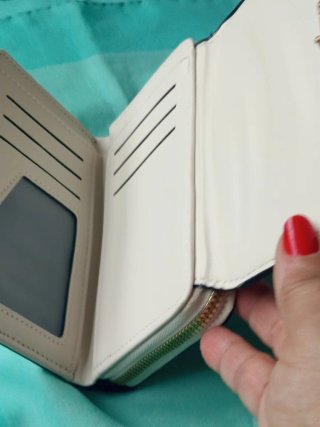 Cartera de mujer blanca con detalles dorados