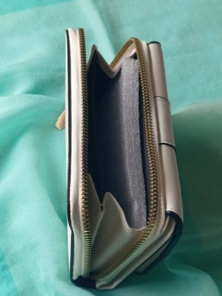 Cartera de mujer blanca con detalles dorados