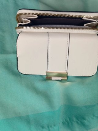 Cartera de mujer blanca con detalles dorados