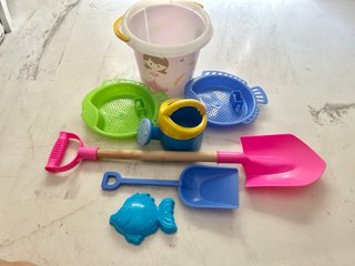 Juguetes de Playa: Cubo, Pala y Moldes