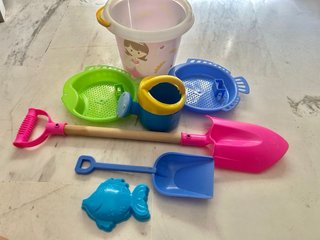 Juguetes de Playa: Cubo, Pala y Moldes