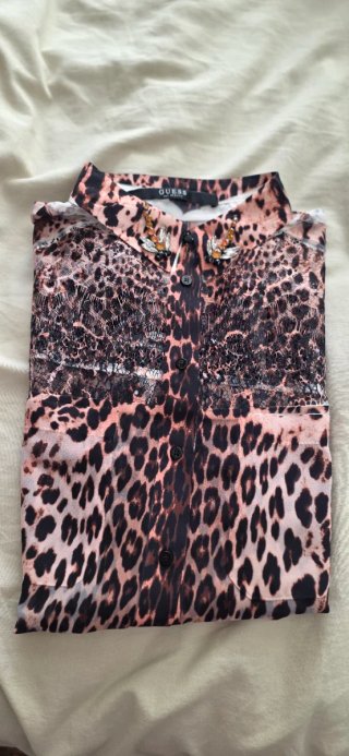 Blusa Guess manga larga estampado animal print