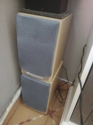 Altavoces Beige y Gris