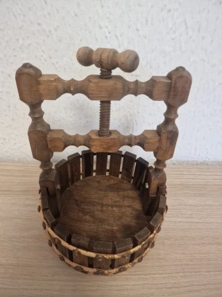 Prensa de madera vintage para frutos secos