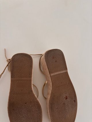 Sandalias doradas Stradivarius Talla 38