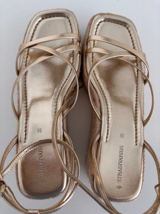 Sandalias doradas Stradivarius Talla 38