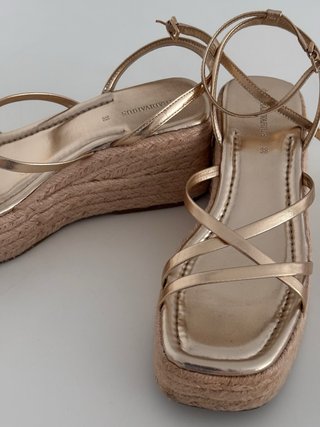 Sandalias doradas Stradivarius Talla 38