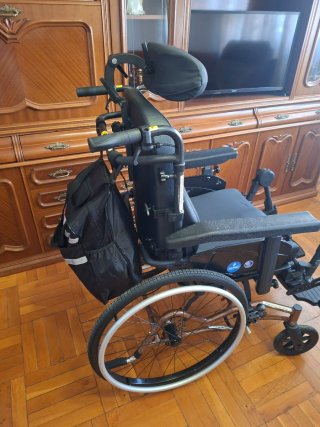 Silla de ruedas basculante .