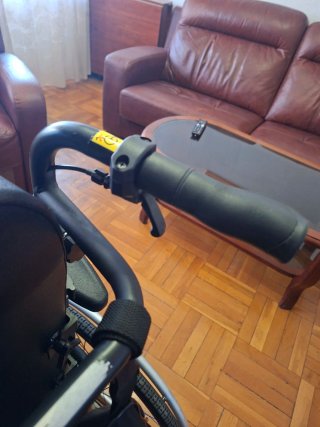 Silla de ruedas basculante .