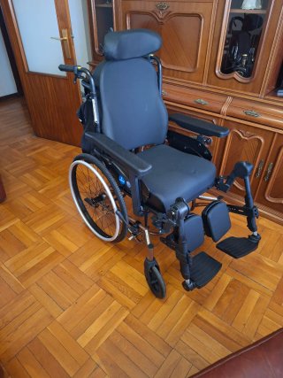 Silla de ruedas basculante .
