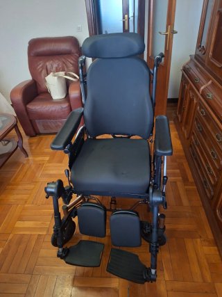Silla de ruedas basculante .
