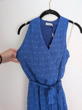 Vestido azul de lavand con estampado geométrico