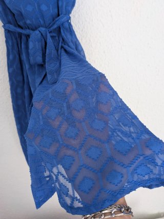Vestido azul de lavand con estampado geométrico