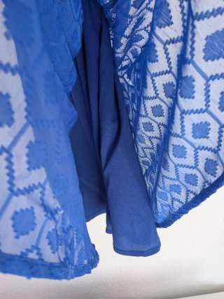 Vestido azul de lavand con estampado geométrico