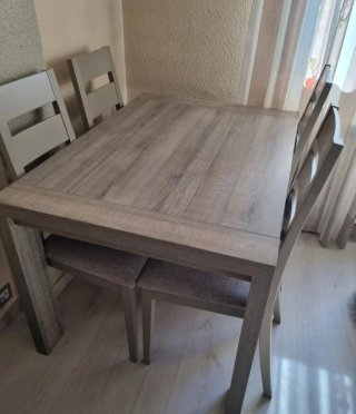 Mesa de comedor y 4 sillas