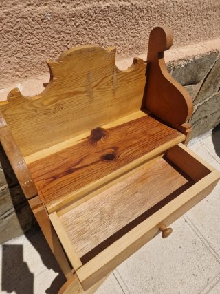 Estantería de madera maciza antigua