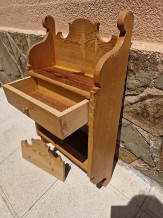 Estantería de madera maciza antigua