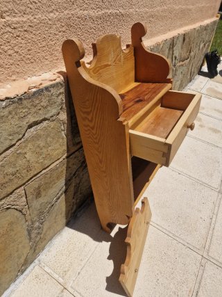 Estantería de madera maciza antigua