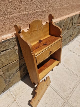 Estantería de madera maciza antigua