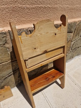 Estantería de madera maciza antigua