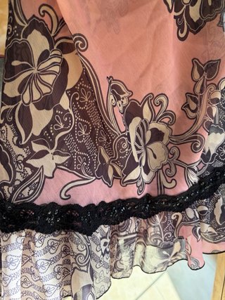 Top lencero floral negro y rosa