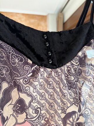 Top lencero floral negro y rosa