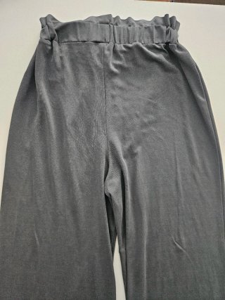 Pantalones verdes oliva Mango XS eur