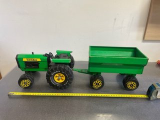 Tractor Tonka con remolque verde.