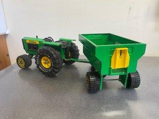Tractor Tonka con remolque verde.