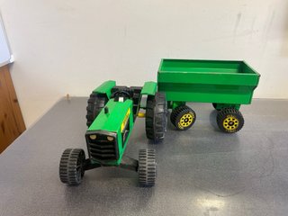 Tractor Tonka con remolque verde.