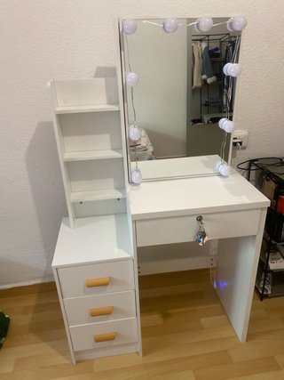 Tocador blanco con espejo y luces
