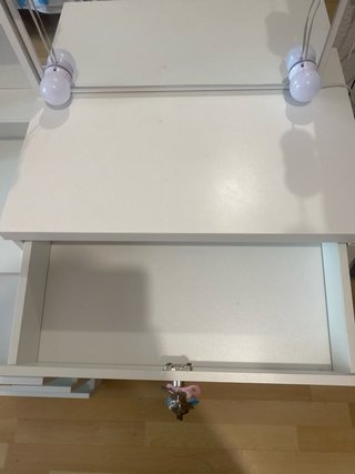 Tocador blanco con espejo y luces