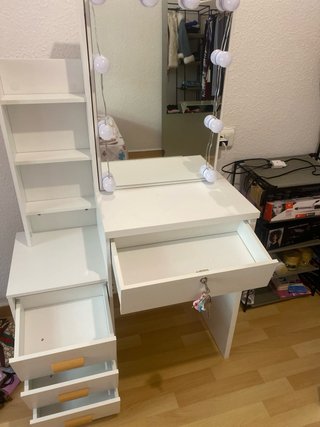 Tocador blanco con espejo y luces