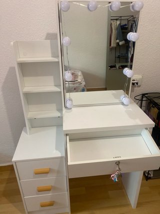 Tocador blanco con espejo y luces