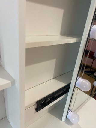 Tocador blanco con espejo y luces