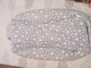 Cojín nido colecho estrellas gris. Mimuselina