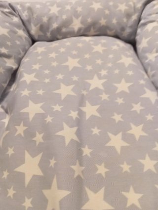 Cojín nido colecho estrellas gris. Mimuselina