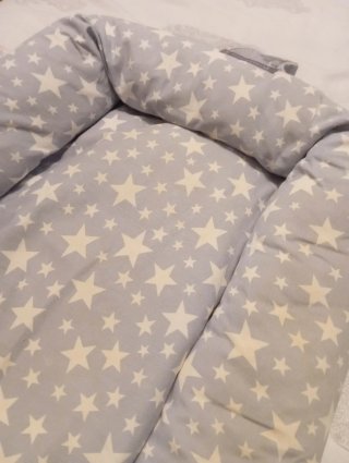 Cojín nido colecho estrellas gris. Mimuselina
